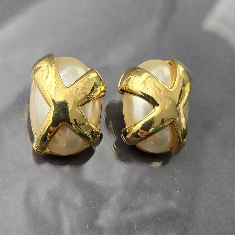 Kenneth Jay Lane KJL Elegant Gold Tone Faux Pearl Clip On Earrings - Picture 2 of 6